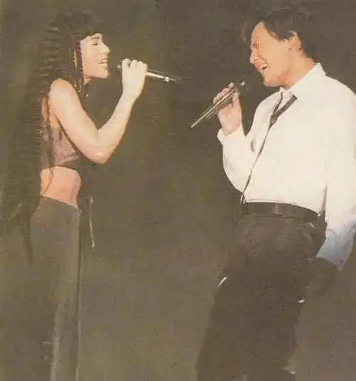 被刘嘉玲献吻,拒绝周迅求爱,56岁依然单身被全网嘲:他怎么惨成这样?