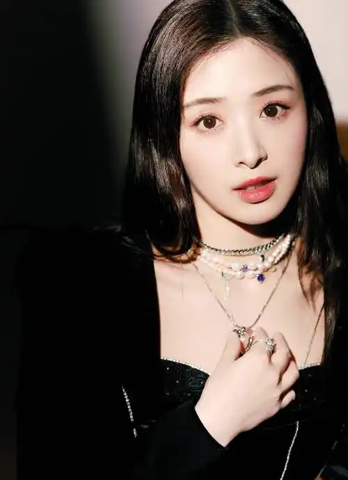 张含韵晒黑天鹅风格写真照穿百褶短裙秀纤细美腿