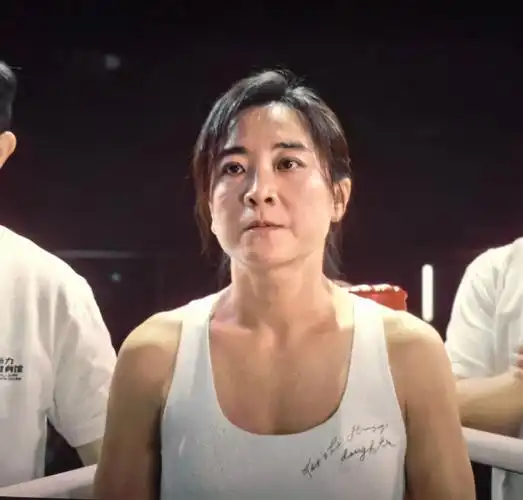 《热辣滚烫》破2亿票房,贾玲穿露背裙化身女神,画面太梦幻了_腾讯新闻