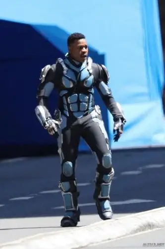 《环太平洋2》男主穿机甲战斗照曝光_游侠网