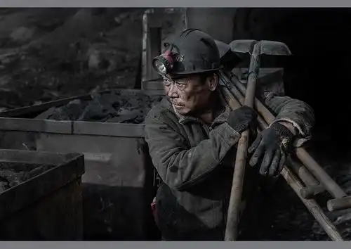 吉林镍业集团的矿井工人在现场挖矿