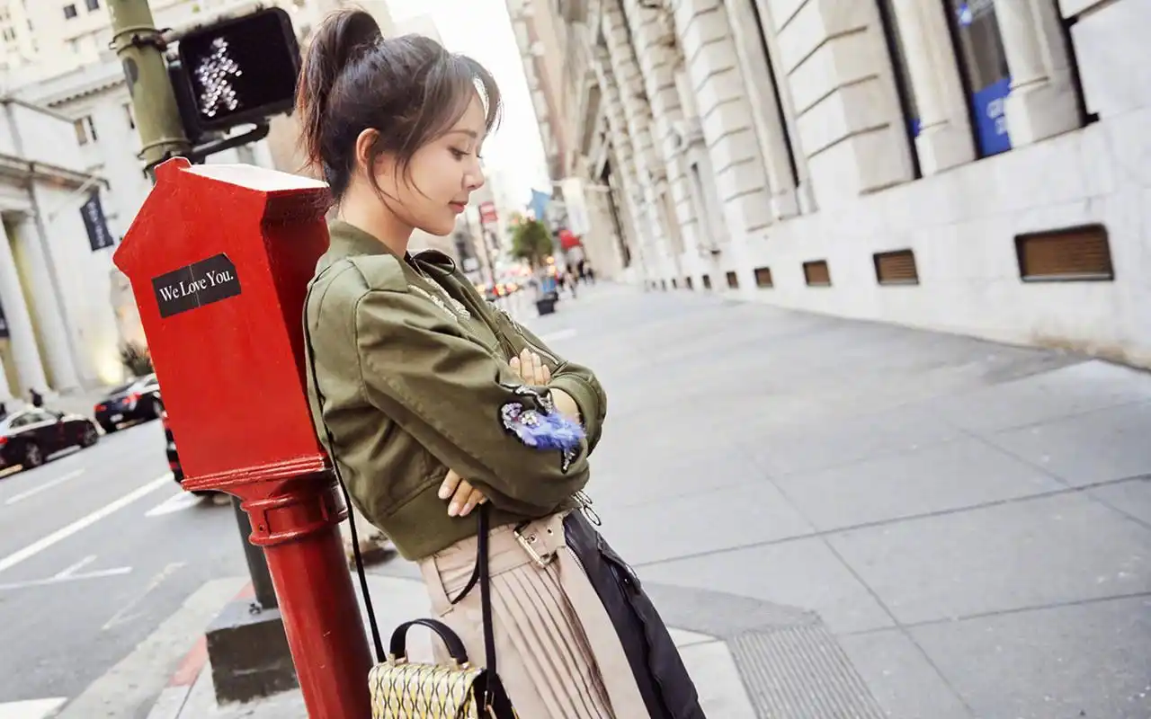 杨紫休闲时尚街拍图片桌面壁纸高清大图预览1920x1200_大陆明星下载_