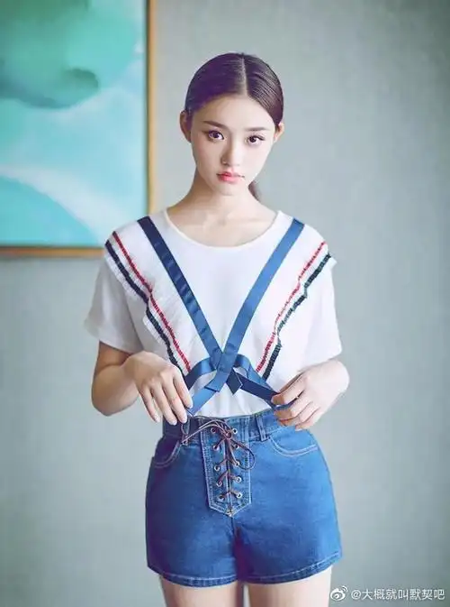 林允瘦身成功超短裤配帆布鞋就连未修图双腿都修长笔直