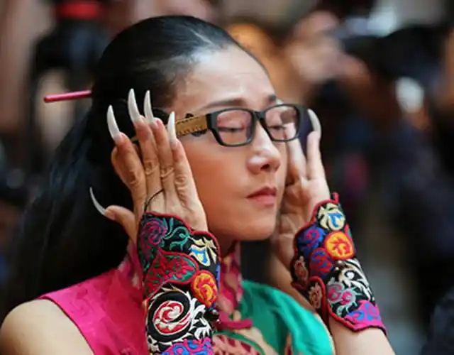 杨丽萍超长指甲抢镜.