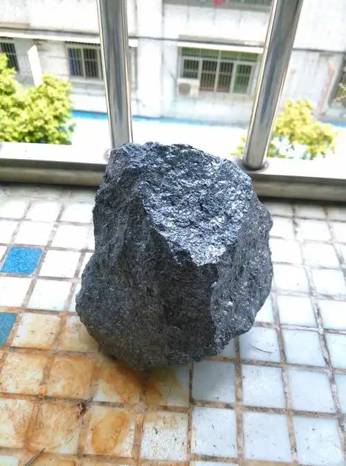 几年前我在河边捡到了一块银色的石头,请问这是什么石头?求大神解答