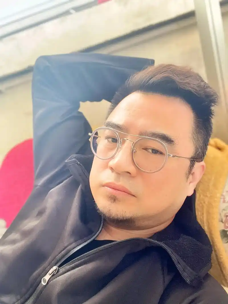 崇明战狼 四十岁的男人少了一份轻率,多了一份成熟;少了一份 - 兑音