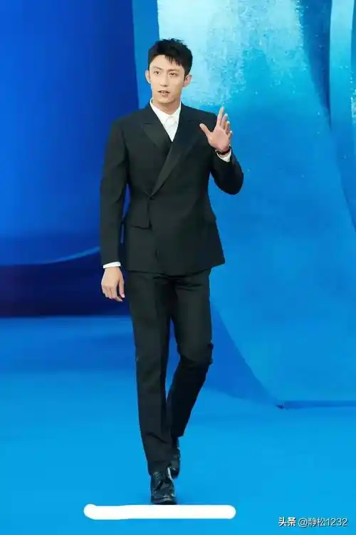 特种兵黄景瑜真的是非常的帅,宽肩窄腰,又a又酷,一身肌肉,腹肌爆棚