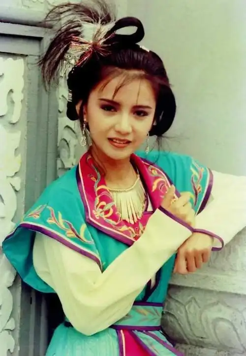 曾华倩的古装扮相尤美,娇俏妩媚,窈窕匀称,天生丽质,楚楚动人.