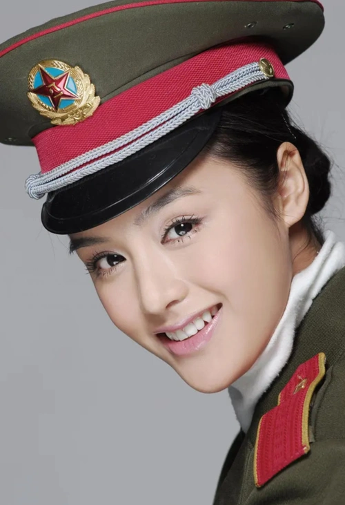 影帝富大龙老婆,曾被称为"小刘晓庆",退圈后在军艺读研任教!