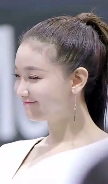 车模小姐姐微微一笑,露出甜甜的小酒窝,别提有多好看了