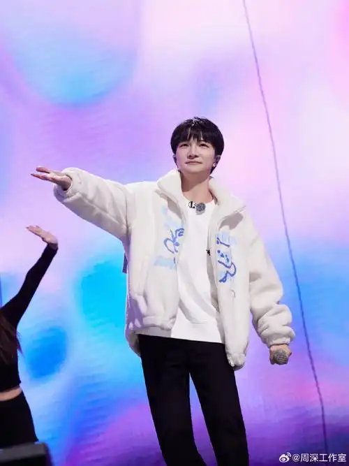 周深睫毛弯弯彩排照##周深白色毛绒外套