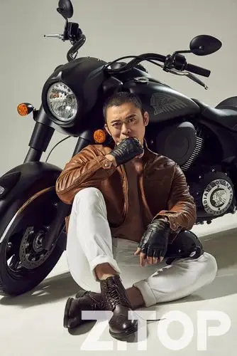 近日,演员樊少皇曝光一组机车写真大片.