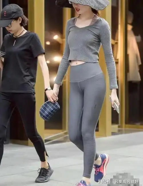 美女身穿灰色瑜伽打底裤身材圆润线条清晰