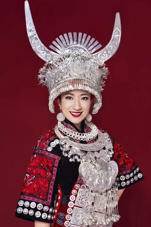 她是国家一级演员贵州知名歌手雷镇长很拉风