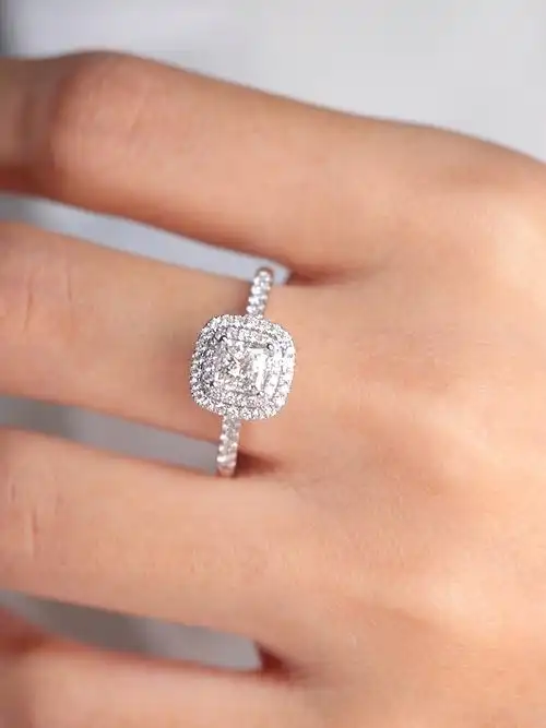 讲真不仔细看以为这是2克拉的公主方钻戒