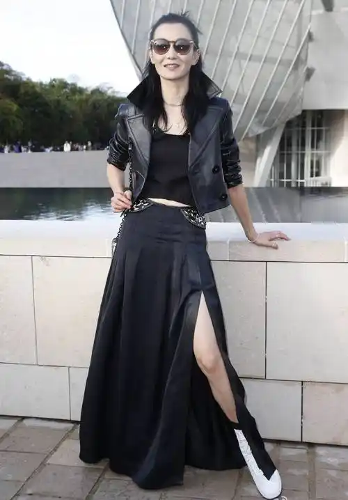 57岁张曼玉近照曝光颜值回春初代时尚偶像魅力永不减退