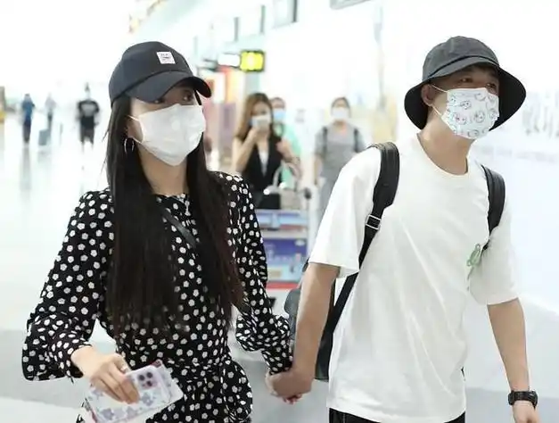 包贝尔包文婧牵手秀恩爱同是黑白简约穿搭还有点情侣装的感觉