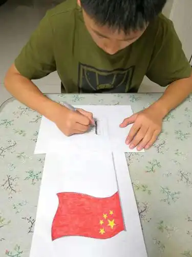 吴忠三中九18班积极举办向祖国生日献礼和爸爸妈妈一起绘画国旗和国徽