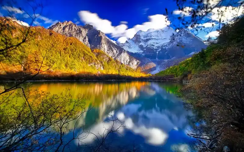 稻城亚丁蓝天白云自然风景唯美图片桌面壁纸