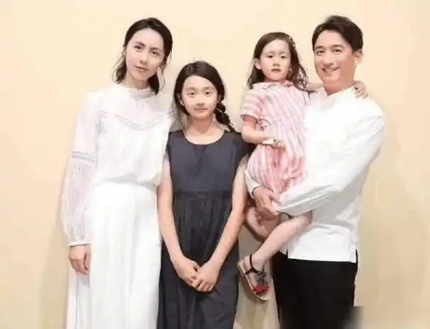 田亮一家全是脸,陆毅一家全是腿,看到图4的一家立马笑出声