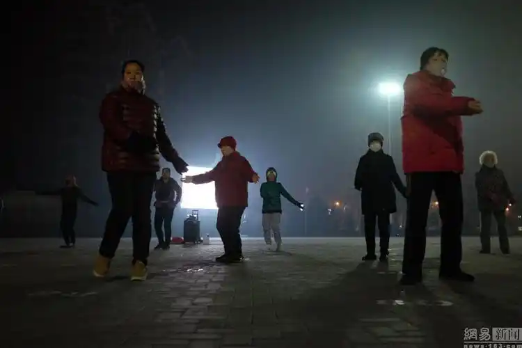 北京雾霾爆表大爷大妈戴口罩跳广场舞