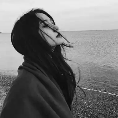 qq黑白头像女生孤独伤感堕落 小孩子才会生气难过失望