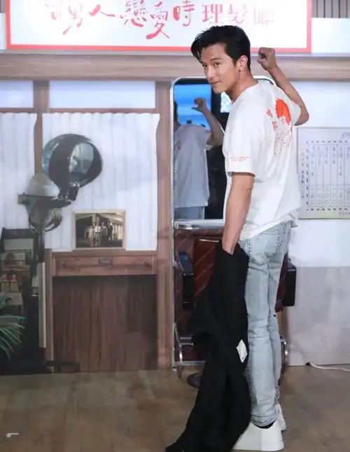 唐嫣前男友邱泽拍戏意外受伤仍带病工作行动缓慢走路吃力