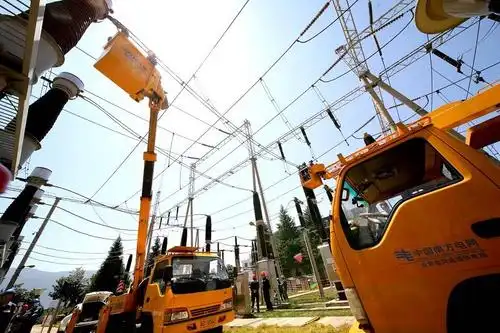 解除断路器至电流互感器之间的三相连接线.开展地面配合.