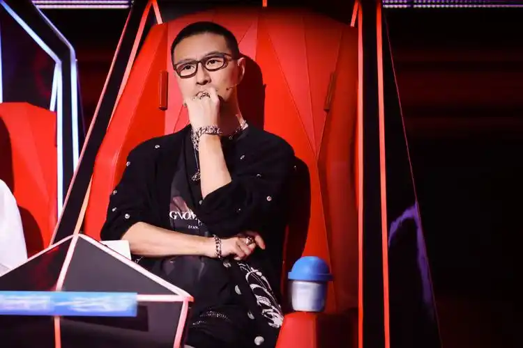 导师-汪峰2012年,《中国好声音》横空出世,从此盛夏荧屏的音乐景观