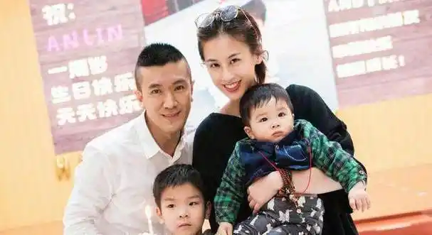 黄圣依深夜与友聚餐!遭醉酒男友人"纠缠",二人互动亲密送飞吻