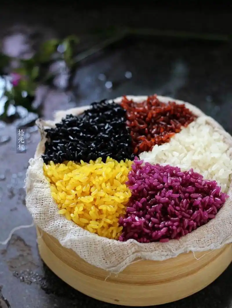 广西非遗特色美食(六)五色糯米饭 五色糯米饭选用优质糯米,采来紫蕃藤
