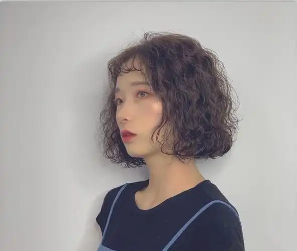 2021发型别乱剪,烫发就选卷卷烫,效果洋气又时尚