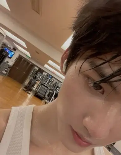 周柯宇晒素颜自拍,果然帅哥没有在怕的