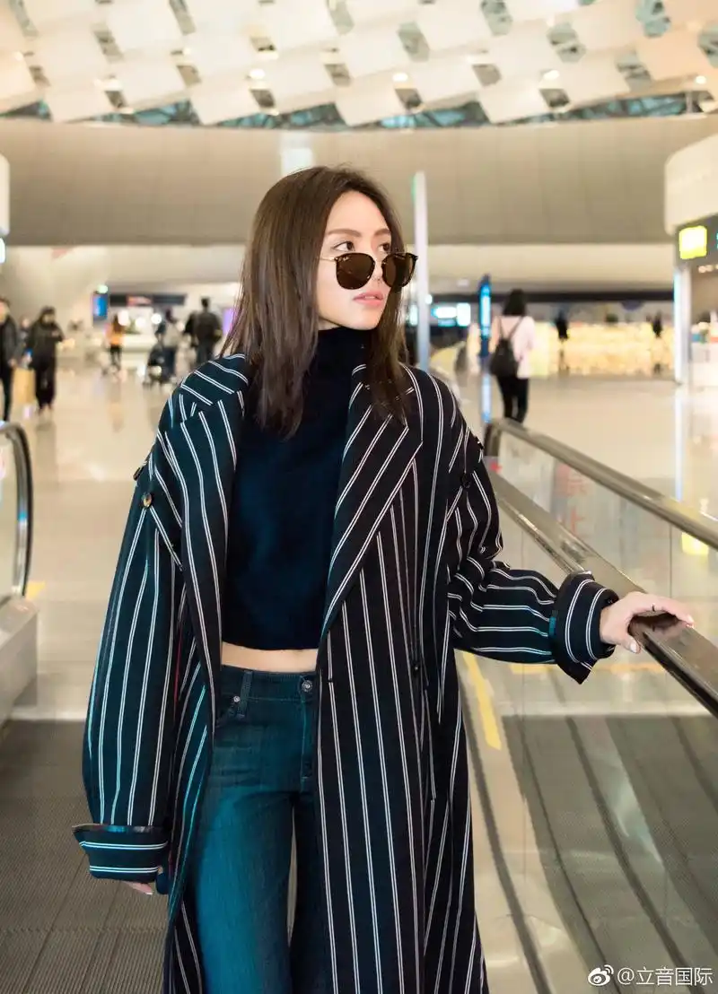 刘惜君机场街拍,搭出简约大气轻松休闲的机场时尚