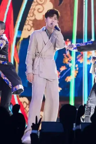 任嘉伦重新诠释刚柔并济的琵琶行无双公子舞台上光芒四射