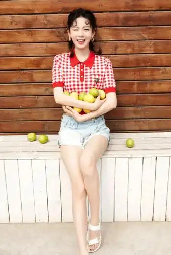 萝莉脸御姐身材170cm陈瑶短裤配美腿太吸睛筷子腿都不用修