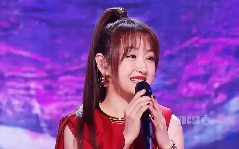 杨钰莹芒果小年夜甜美献唱古风红装似侠女再成收视最强引擎