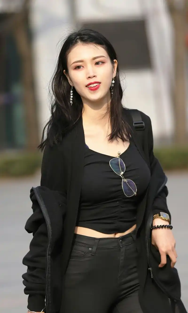 街拍:自然美的女孩你喜欢欣赏吗?