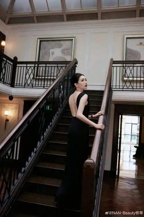 江疏影身穿无袖的露背黑色连衣裙,脖子上戴着名贵首饰,她肤白貌美