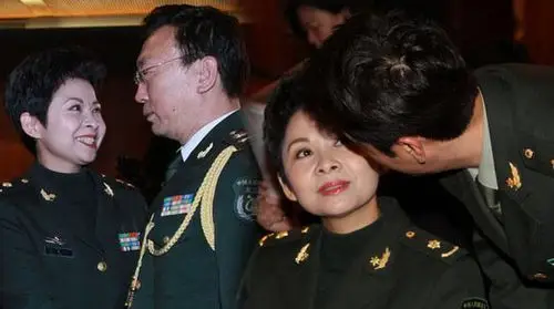 董文华穿军装拥抱团干部 与蔡国庆贴面耳语(图)