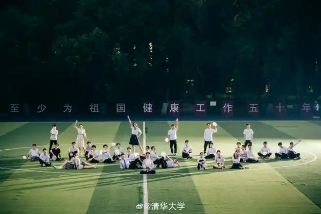 毕业在即,清华学子们不断解锁新的集体照姿势