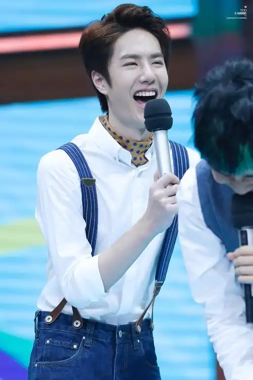 160825天天向上录制uniq王一博crlogo