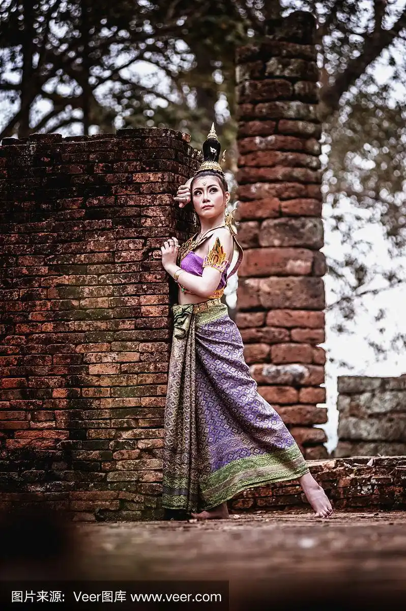 穿着泰国传统服装的古代泰国妇女