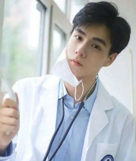 五官很精致,皮肤白白净净的,饰演什么角色都是最帅气的,饰演医生更是