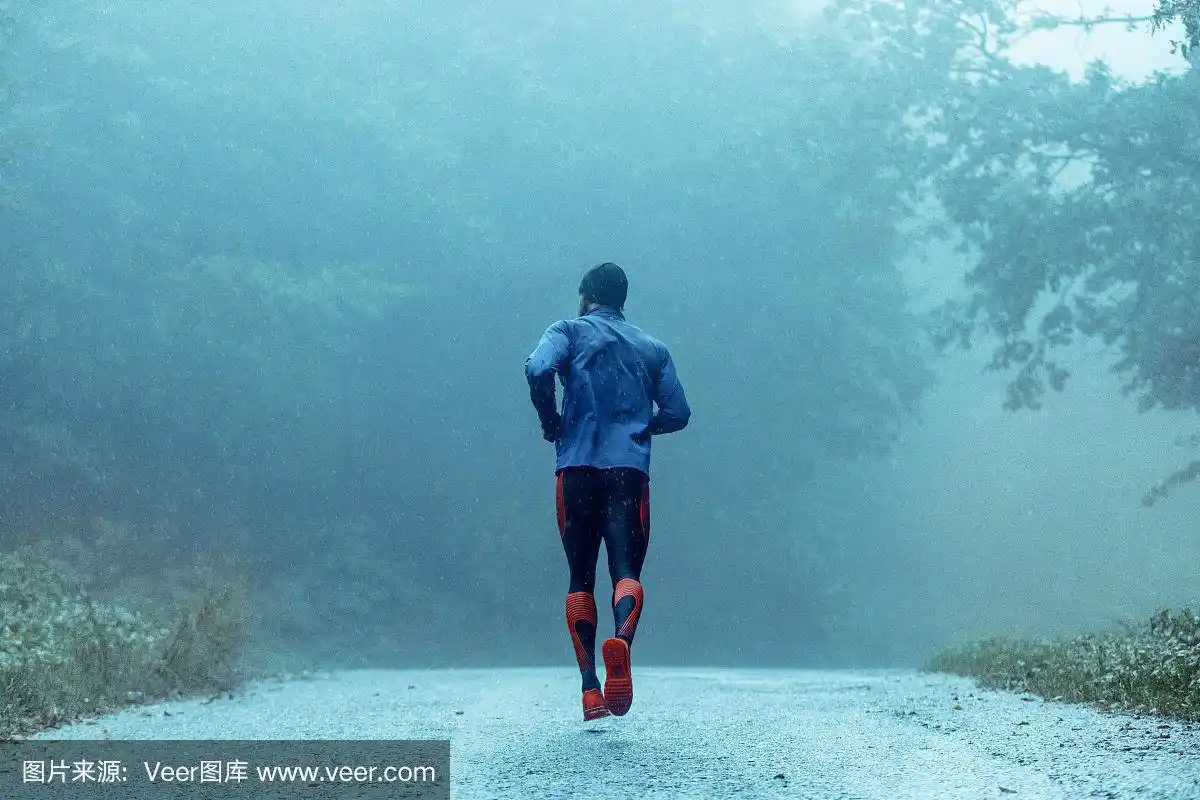 有动力的年轻人在雨中奔跑