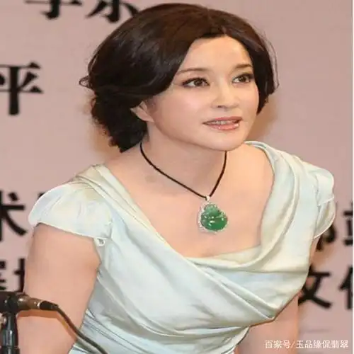 经历4段婚姻,至今无子,几度大起大落的刘晓庆为何酷爱翡翠