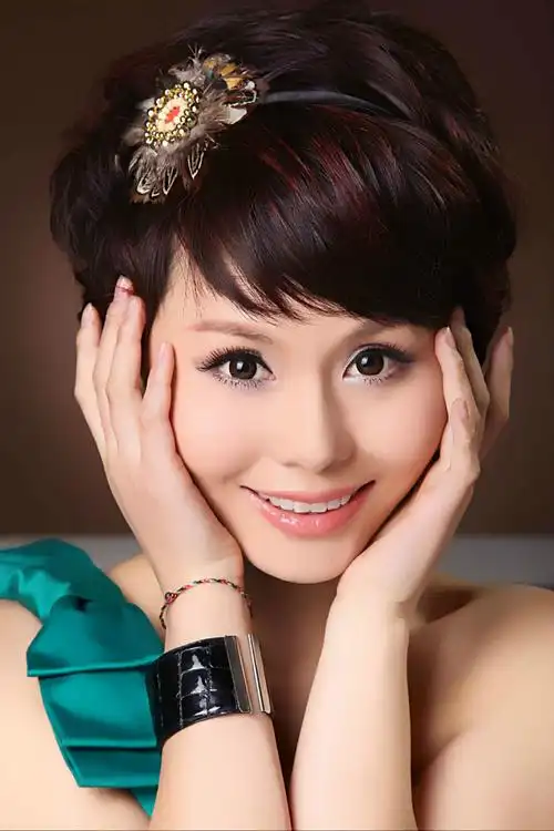 时尚靓丽的美女主播朱晓琳