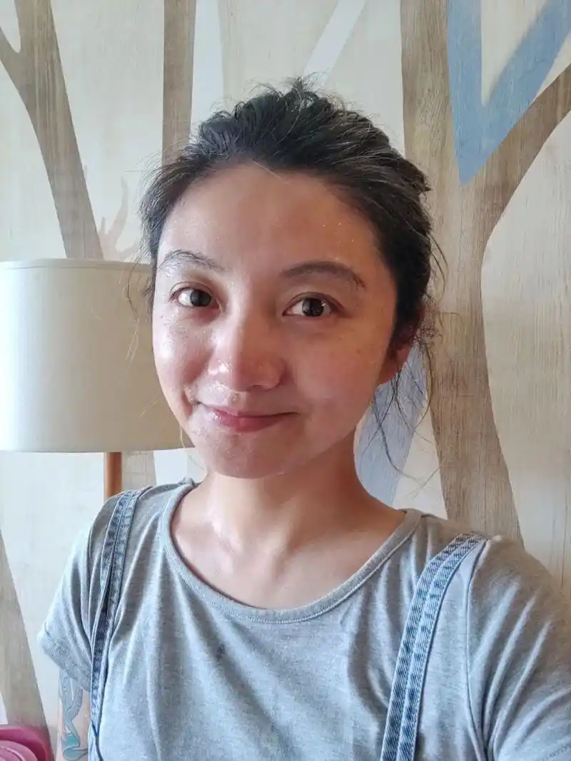 四十岁女人素颜真实颜值 洗了把脸头发随便绑了一下 室内光手机前置