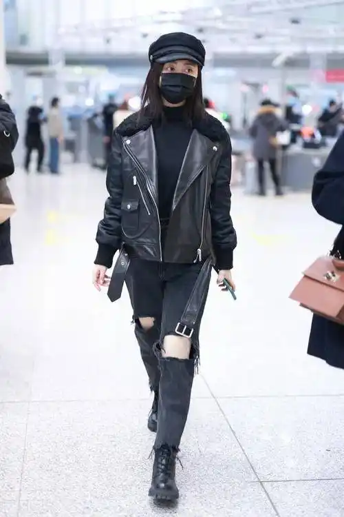 谭松韵穿黑色小皮衣搭配破洞裤现身头戴礼帽差点没认出