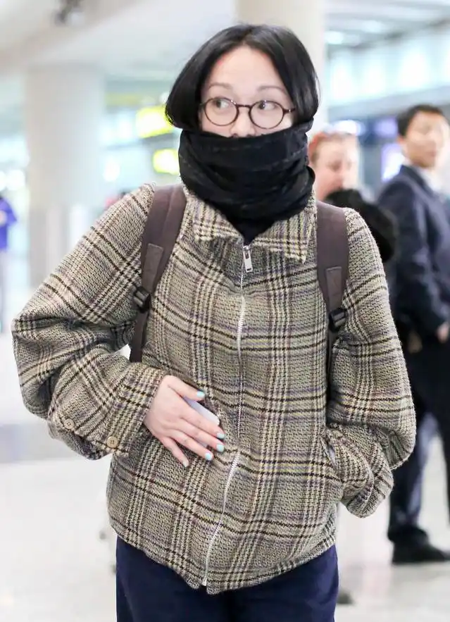 4 周迅素颜现身穿着朴素接地气 戴圆框眼镜知性优雅